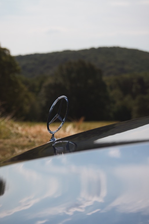 Mercedes klasy E W214 gwiazda na masce 