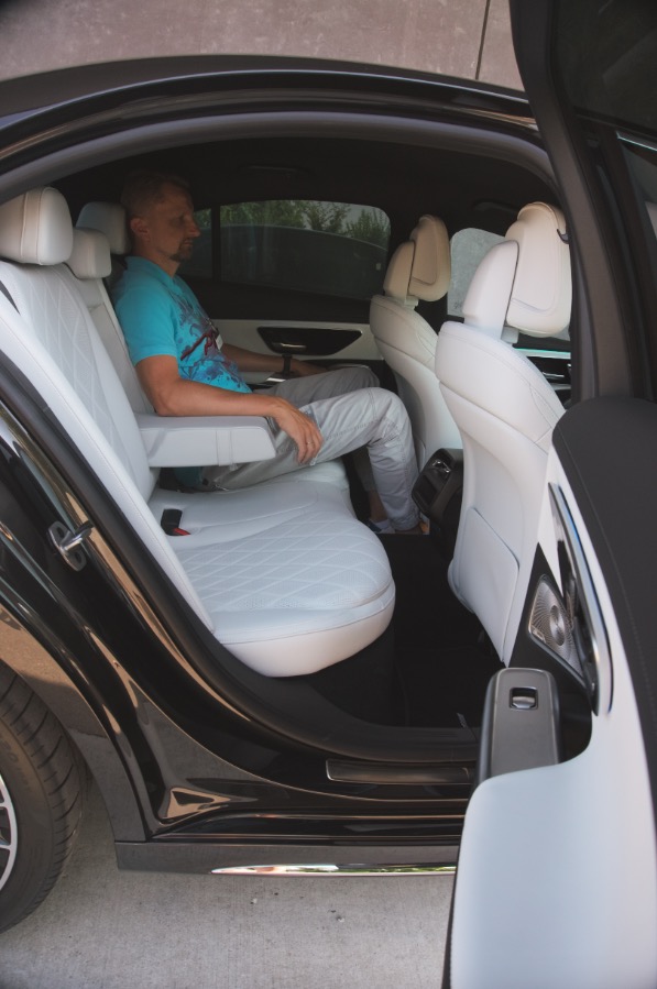 Mercedes klasy E W214 miejsce z tyłu 