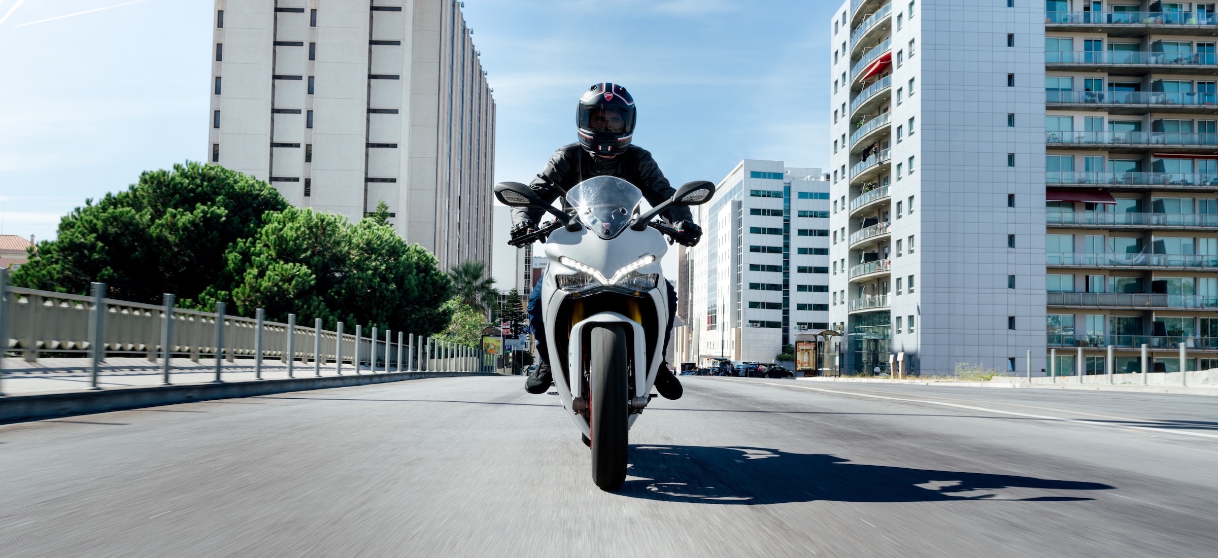 dziecko na motocyklu