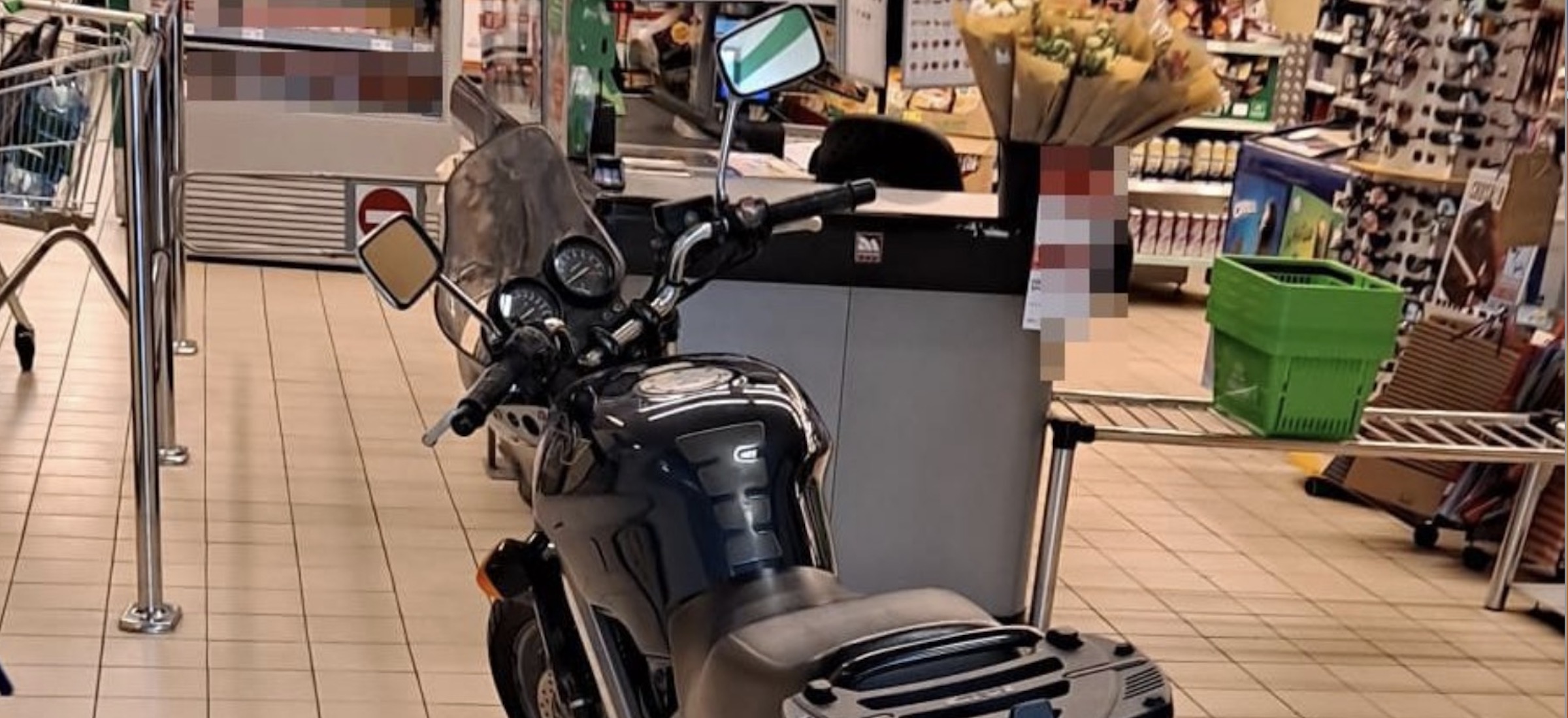 Wjechał motocyklem do sklepu. A to nie koniec jego fantazji