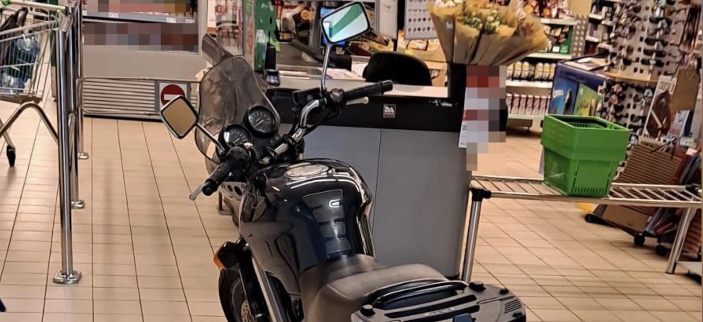 Wjechał motocyklem do sklepu. A to nie koniec jego fantazji