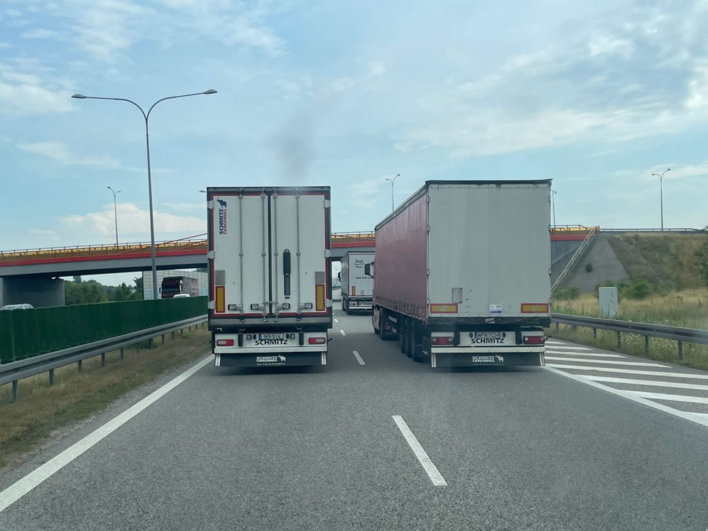 zakaz wyprzedzania się tirów skutki