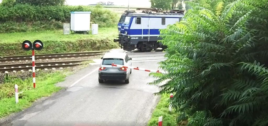To nie jest przejazd dla starych ludzi. Dwóch kierowców stanęło w szranki z pociągami i wygrali