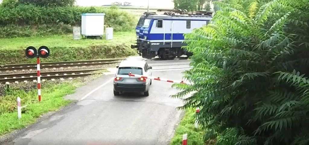 To nie jest przejazd dla starych ludzi. Dwóch kierowców stanęło w szranki z pociągami i wygrali