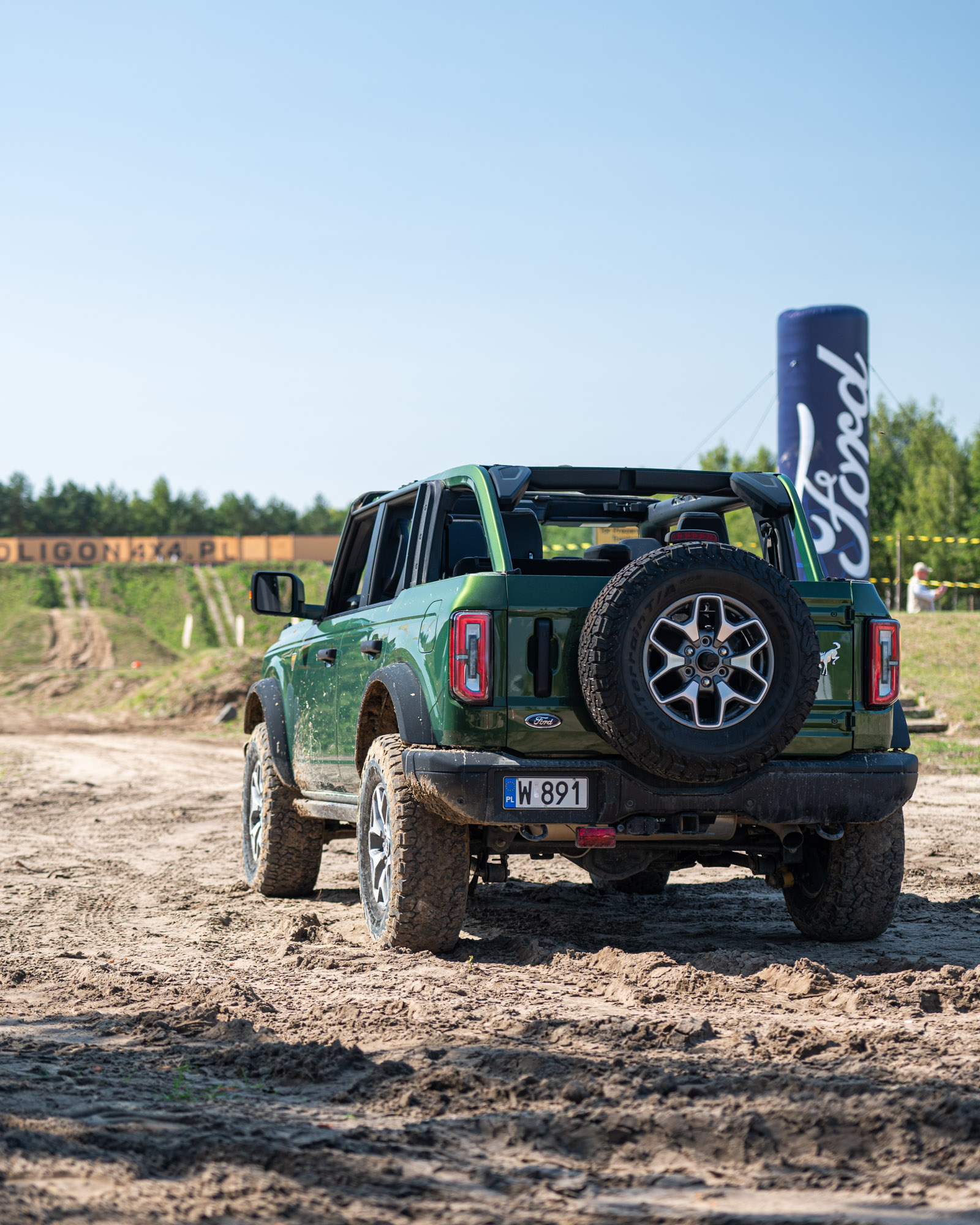 ford bronco w terenie 