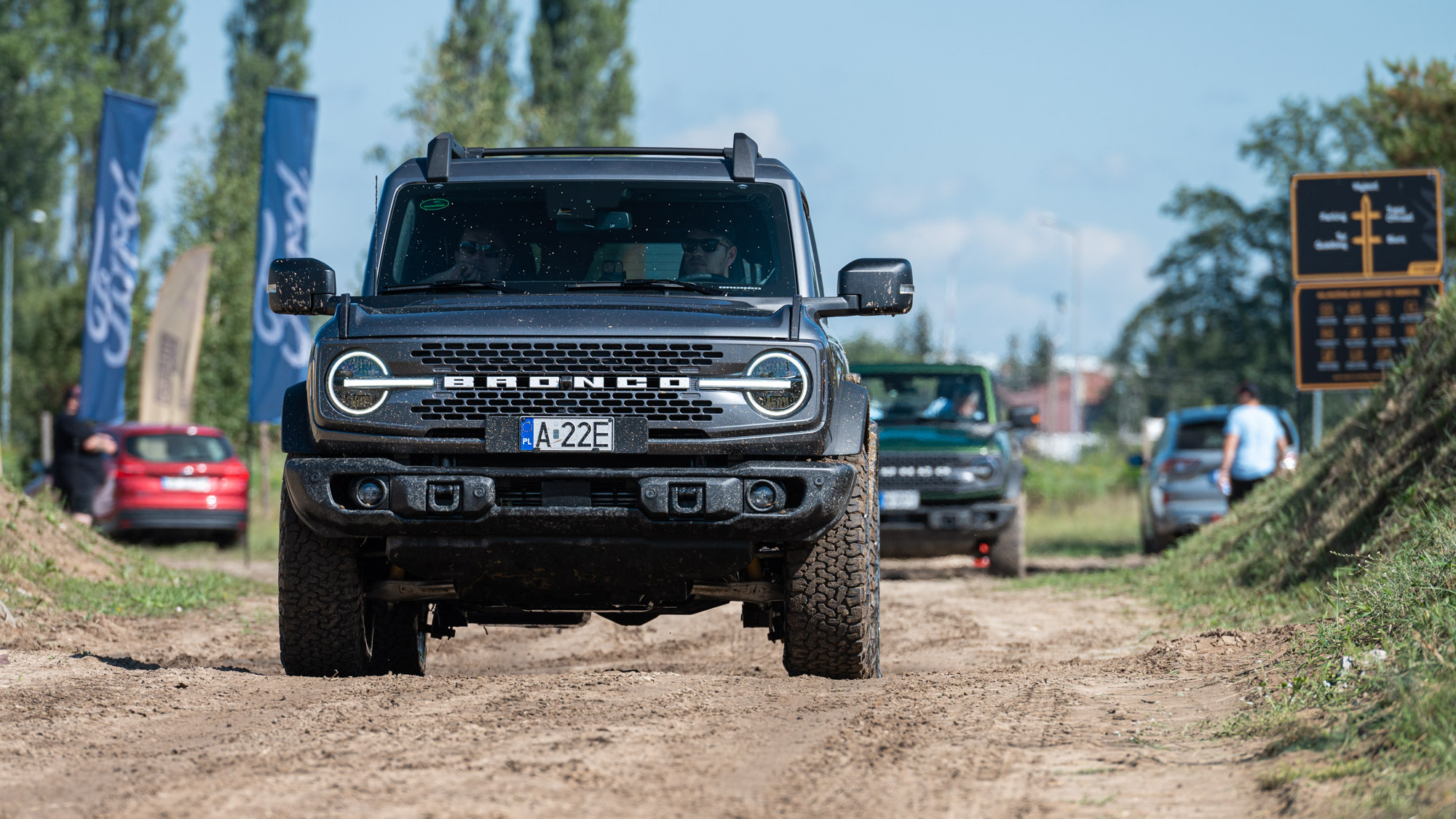 ford bronco w terenie 