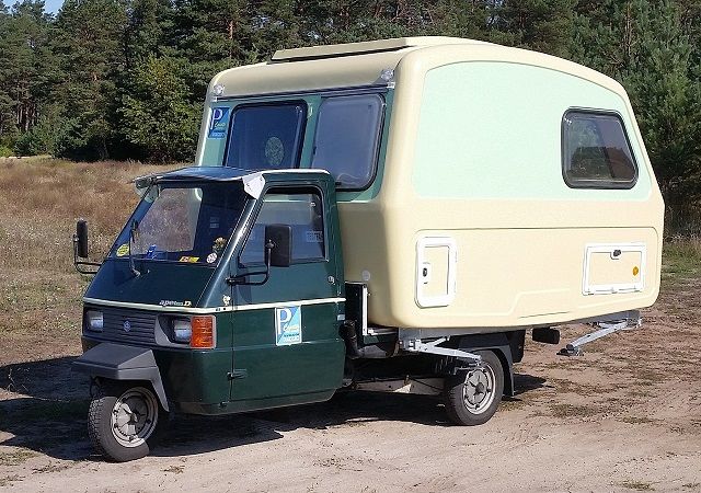 Nie da się połączyć trójkołowca Piaggio Ape z przyczepą Niewiadów N126. Nie da się, prawda?