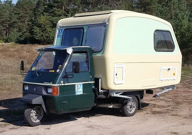 Nie da się połączyć trójkołowca Piaggio Ape z przyczepą Niewiadów N126. Nie da się, prawda?