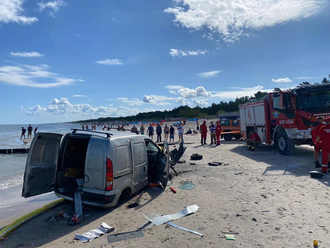 podróż po plaży w kombivanie 