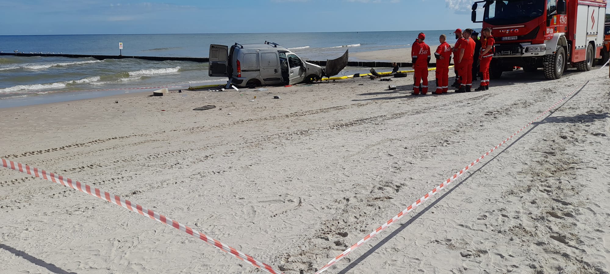 podróż po plaży w kombivanie 