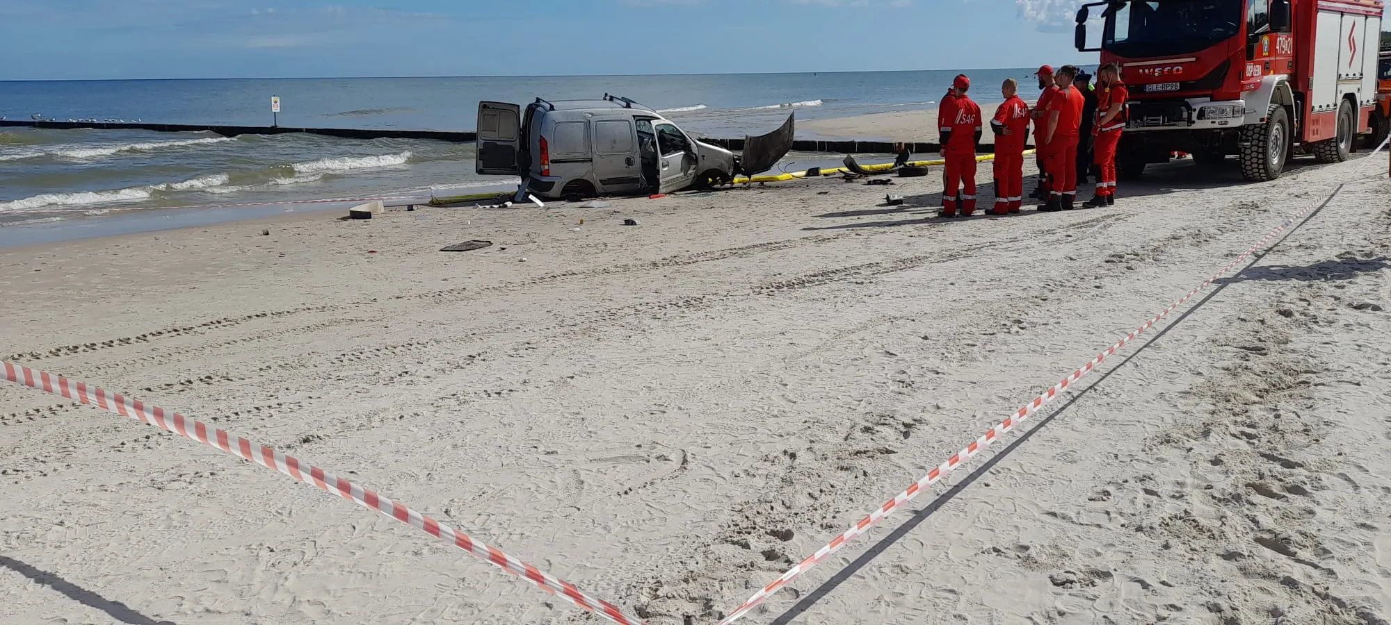 podróż po plaży w kombivanie 