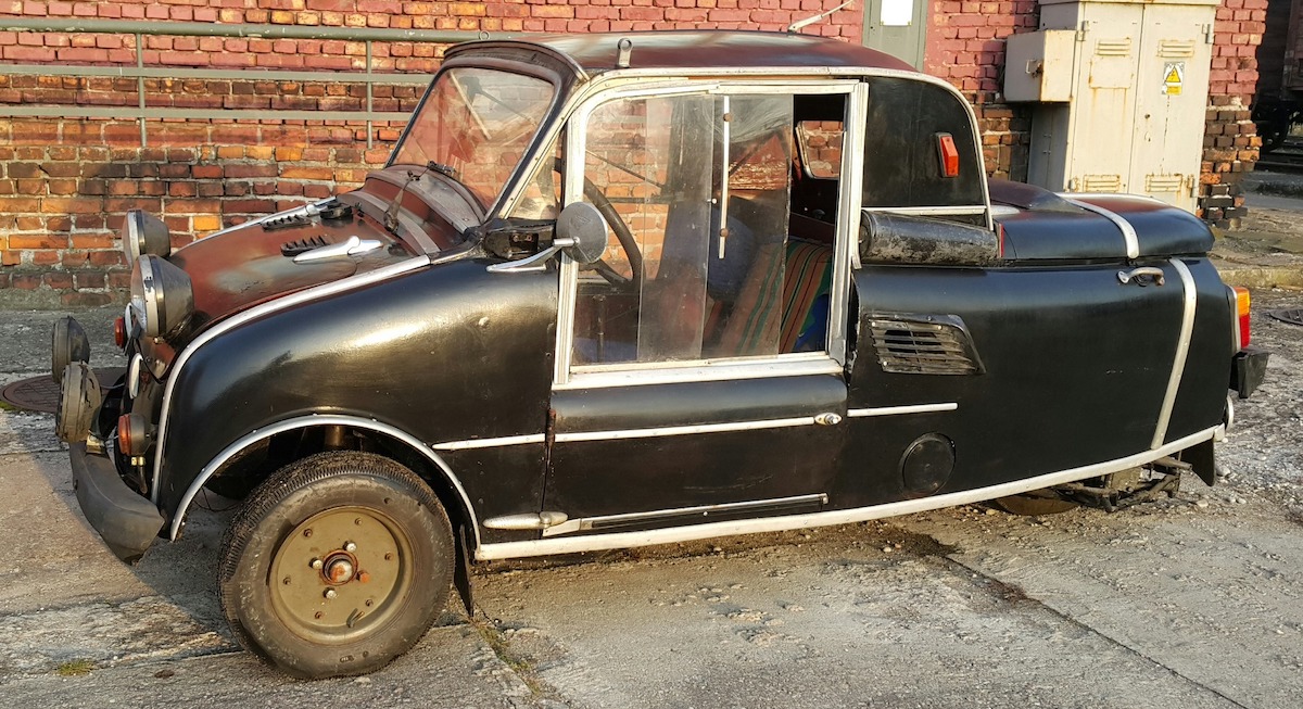 Ta samoróbka to połączenie Malucha z Velorexem. Wygląda jak polski batmobil