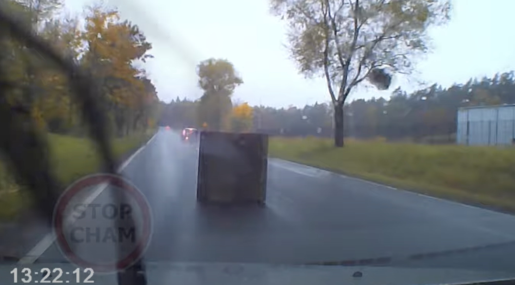 kanapa na środku jezdni