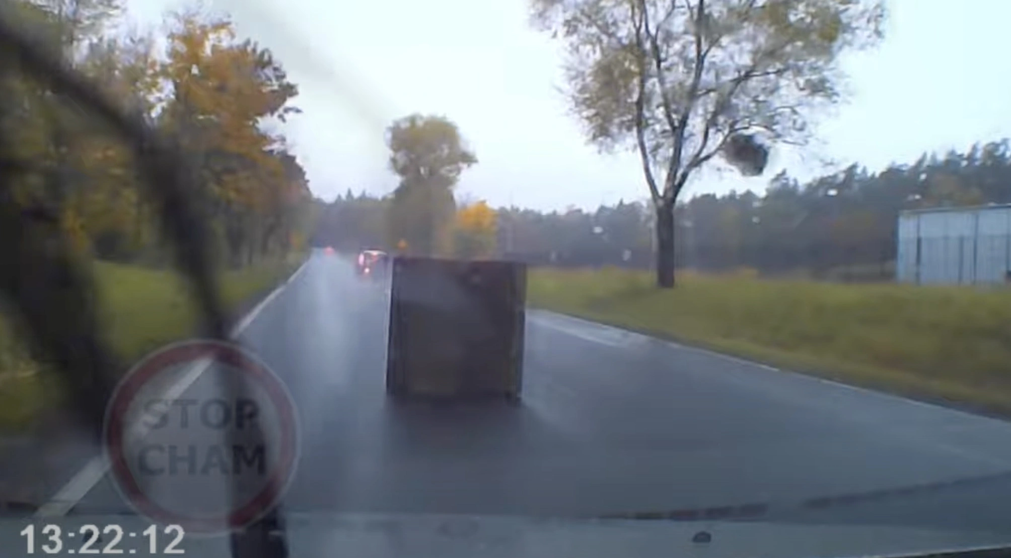 kanapa na środku jezdni