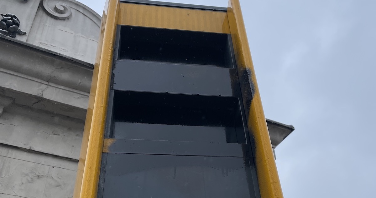 Fotoradar w centrum miasta zamalowano sprayem na czarno. Dalej robi to, co miał robić