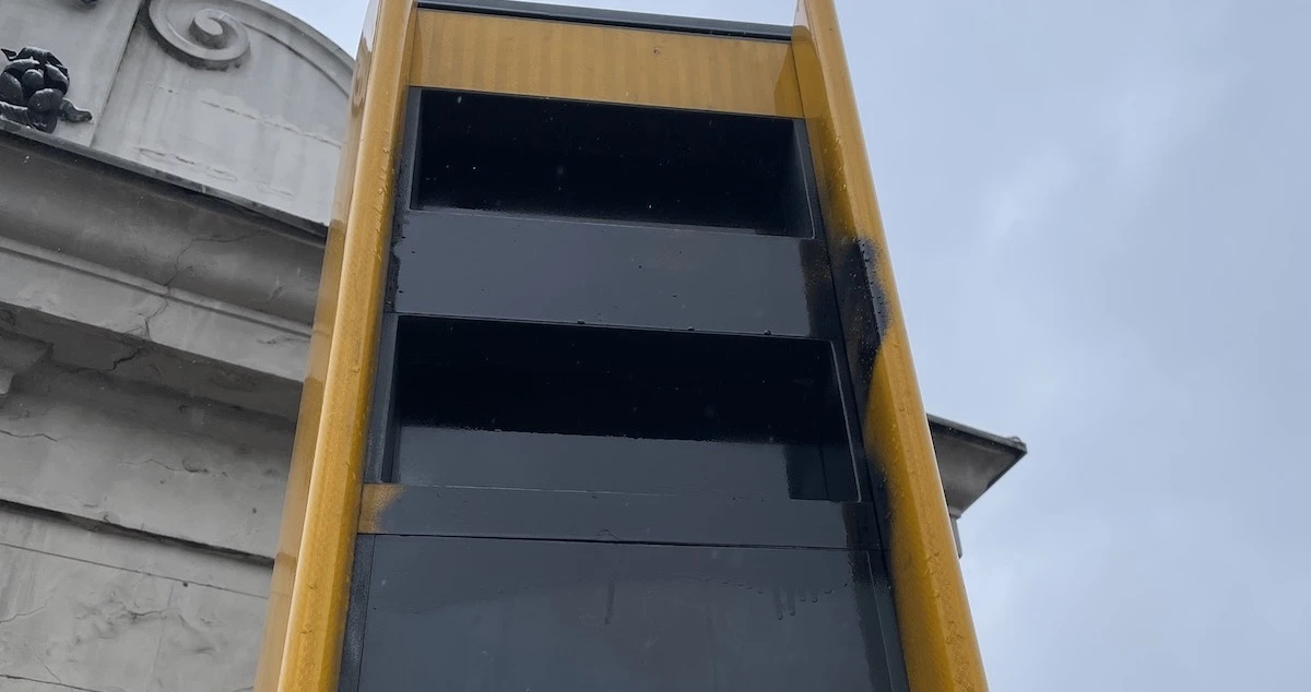 Fotoradar w centrum miasta zamalowano sprayem na czarno. Dalej robi to, co miał robić