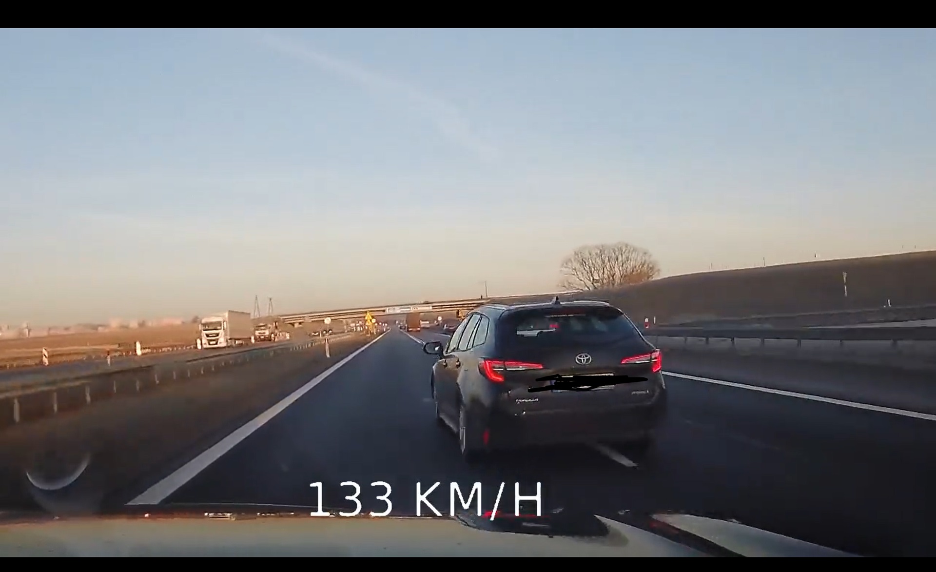mandat za jazdę lewym pasem