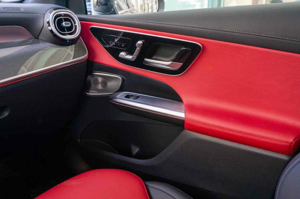 Mercedes GLC 2023 czerwona tapicerka 