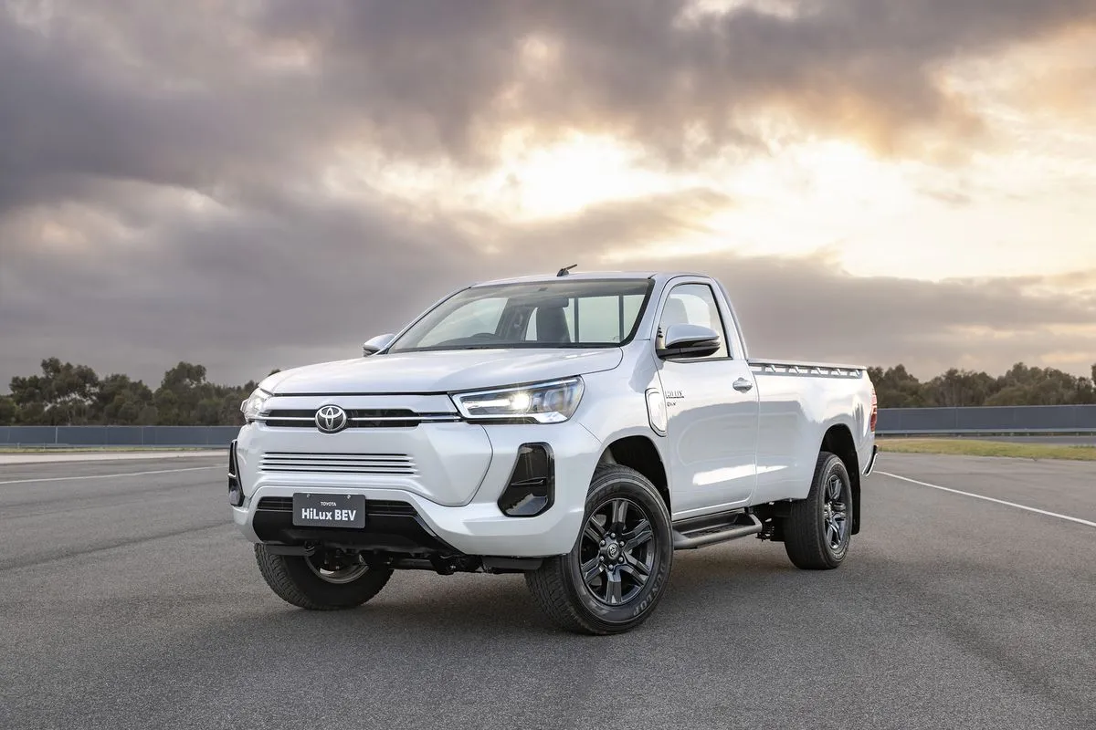 Toyota czuje, że coś ją gryzie. Dlatego spróbuje to coś rozjechać elektrycznym Hiluxem