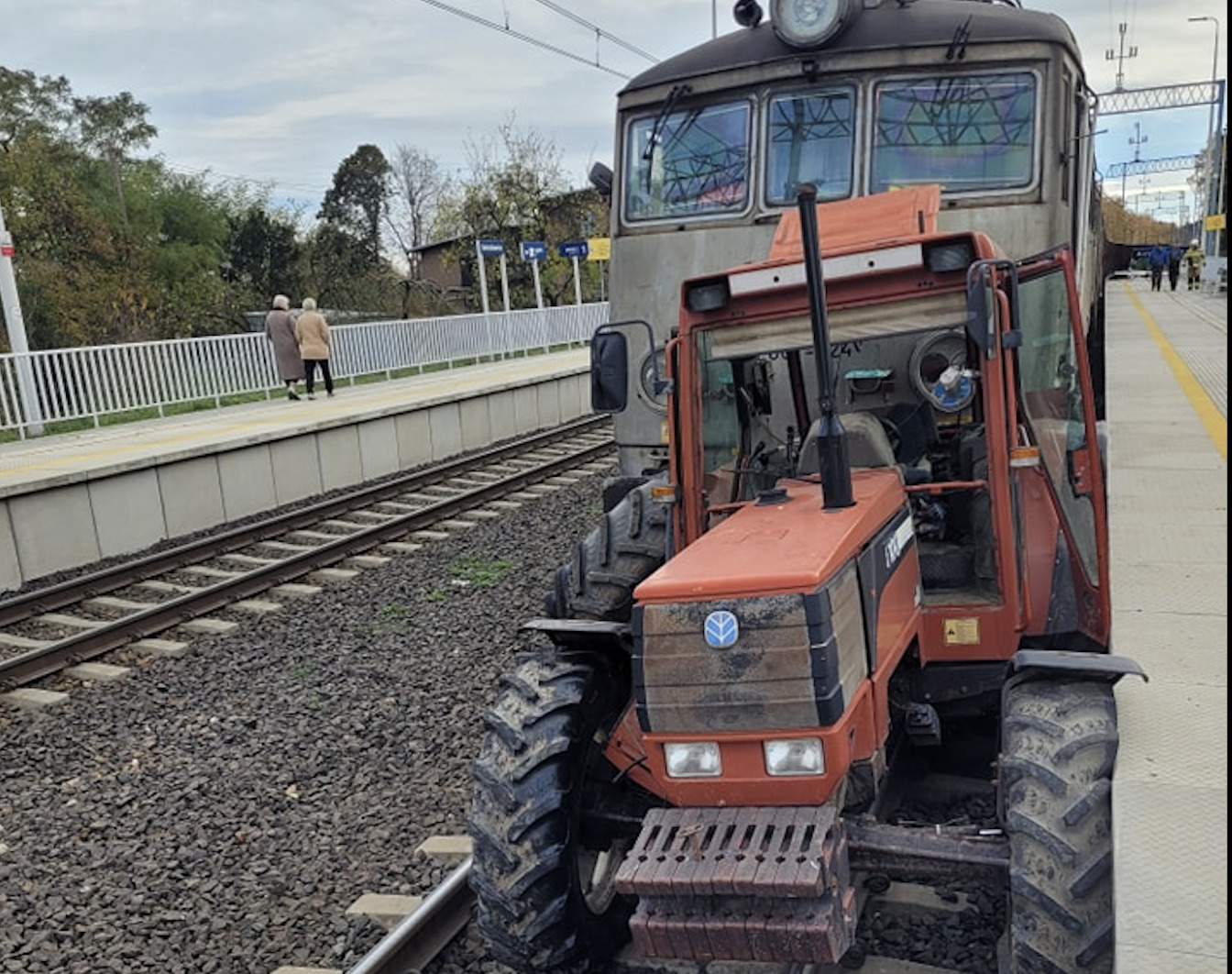 traktor z przyczepą pociąg towarowy