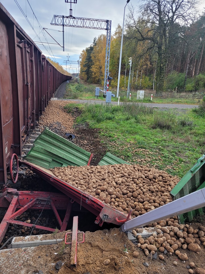 traktor z przyczepą pociąg towarowy 