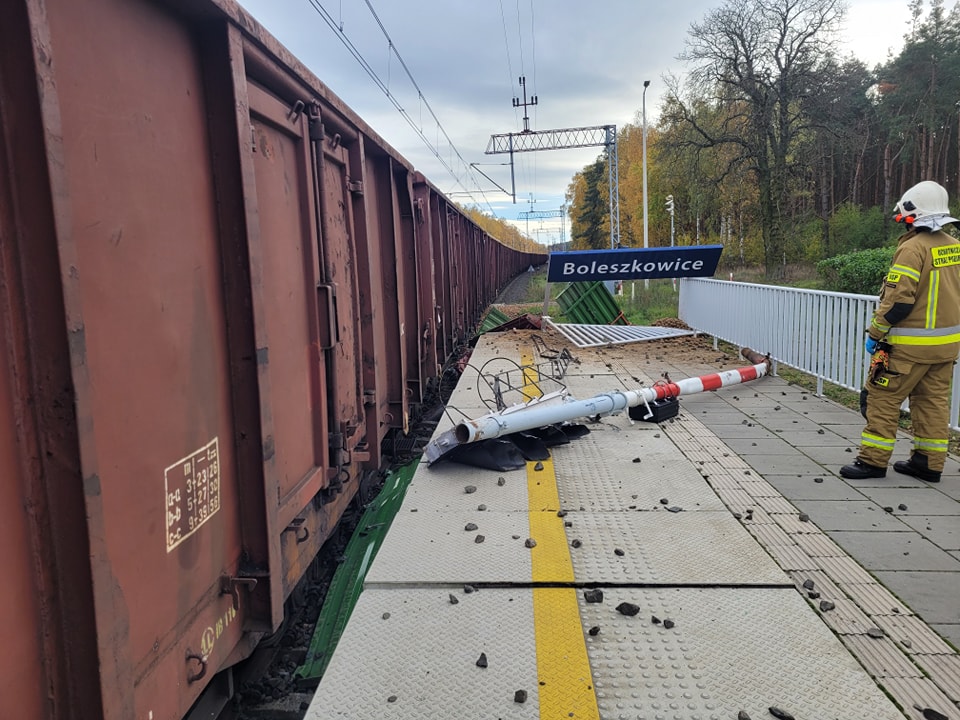 traktor z przyczepą pociąg towarowy 