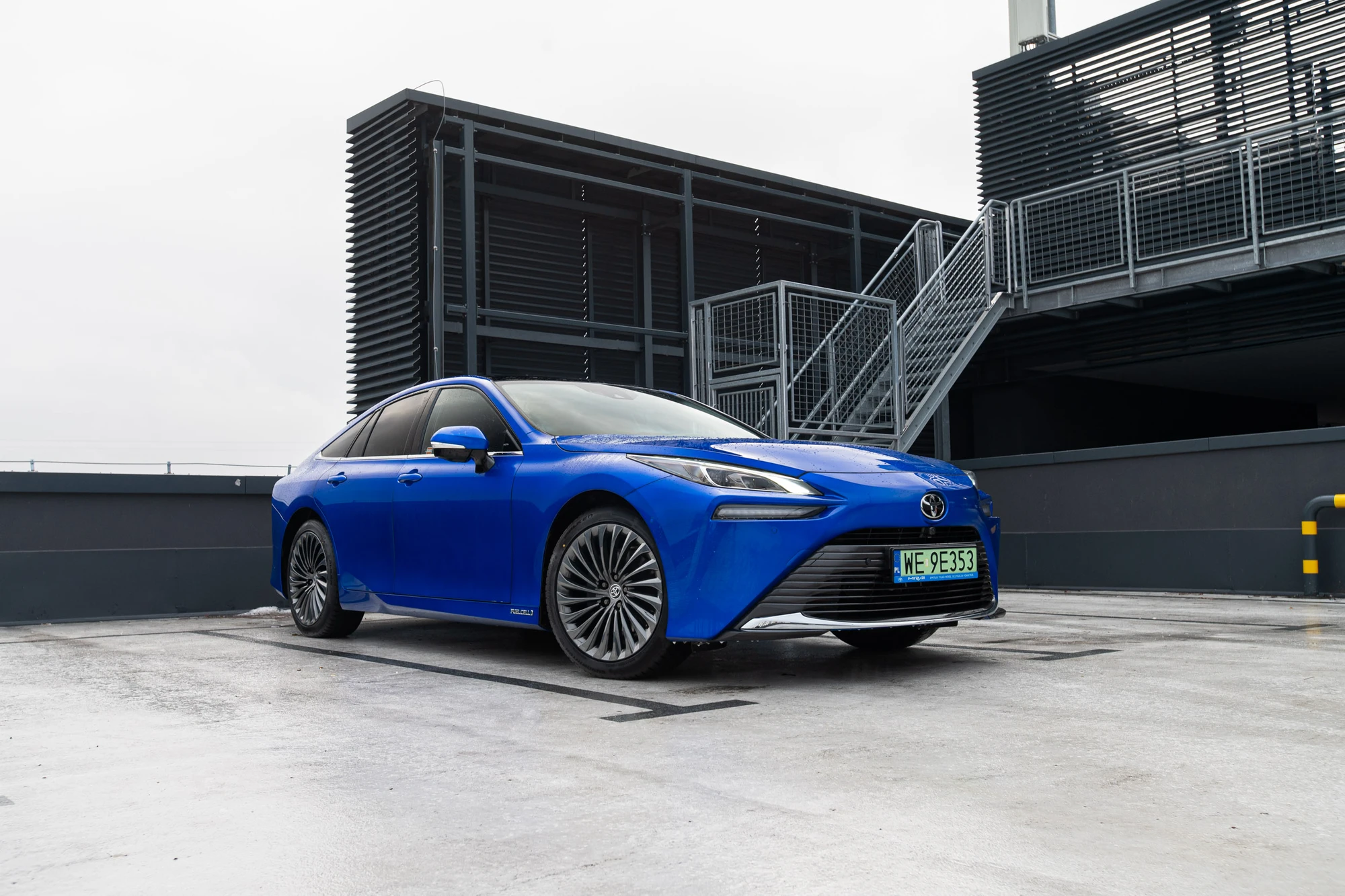 Auto za pół ceny i paliwo gratis. Toyota bardzo chce sprzedać ten model