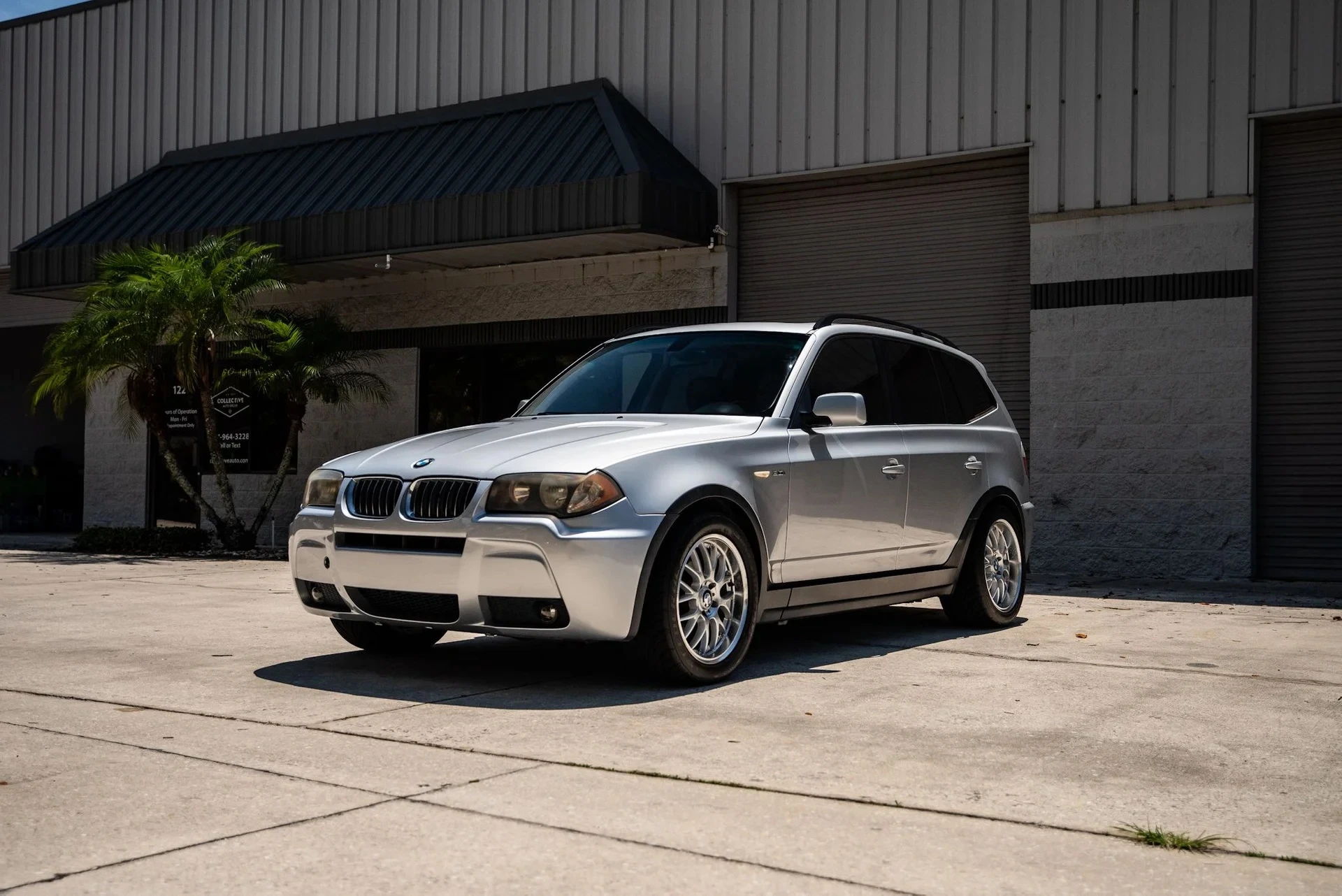 Jedyne takie BMW X3 M na sprzedaż. Ma ręczną skrzynię, napęd na tył i… 18 lat