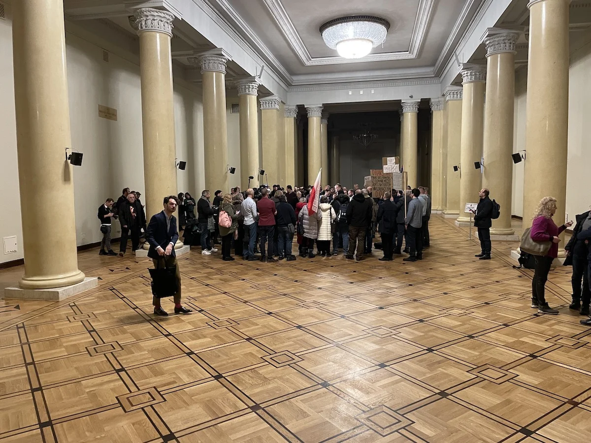 Spędziłem cały dzień na sesji Rady Warszawy. Strefa czystego transportu uchwalona, ale