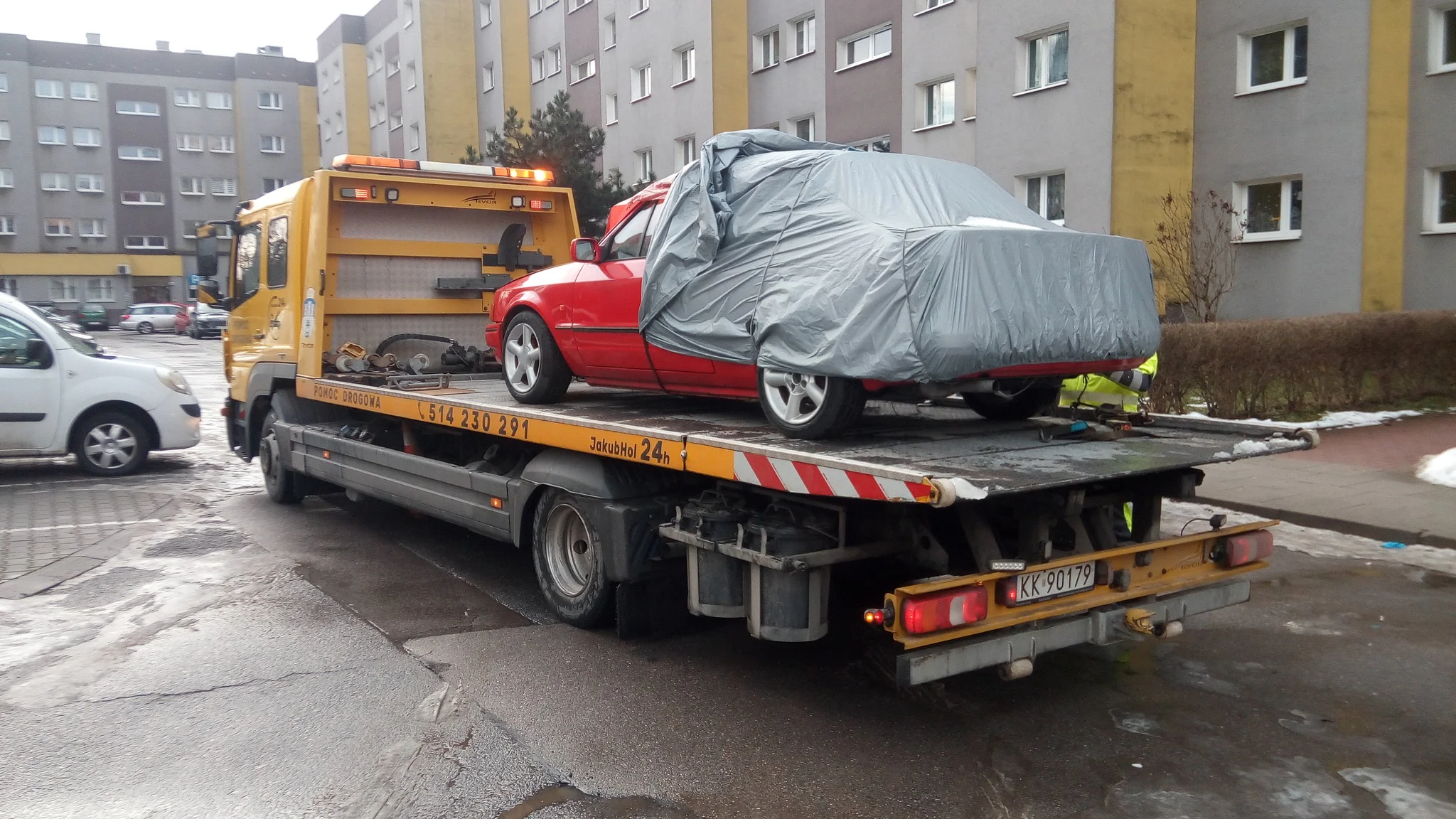 Straż Miejska w Krakowie walczy z nadmiarem aut, wywożąc losowe samochody