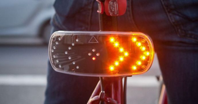 Machanie rękami to za mało. Niemcy chcą zrobić choinkę z twojego roweru