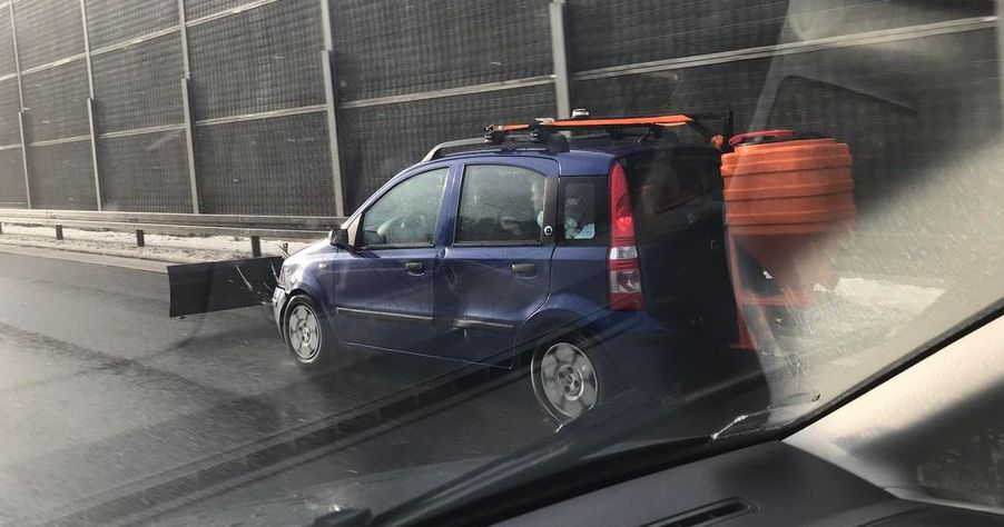 Na mały śnieżek wystarczy mały płużek. Przerobił swój samochodzik i zima mu niestraszna