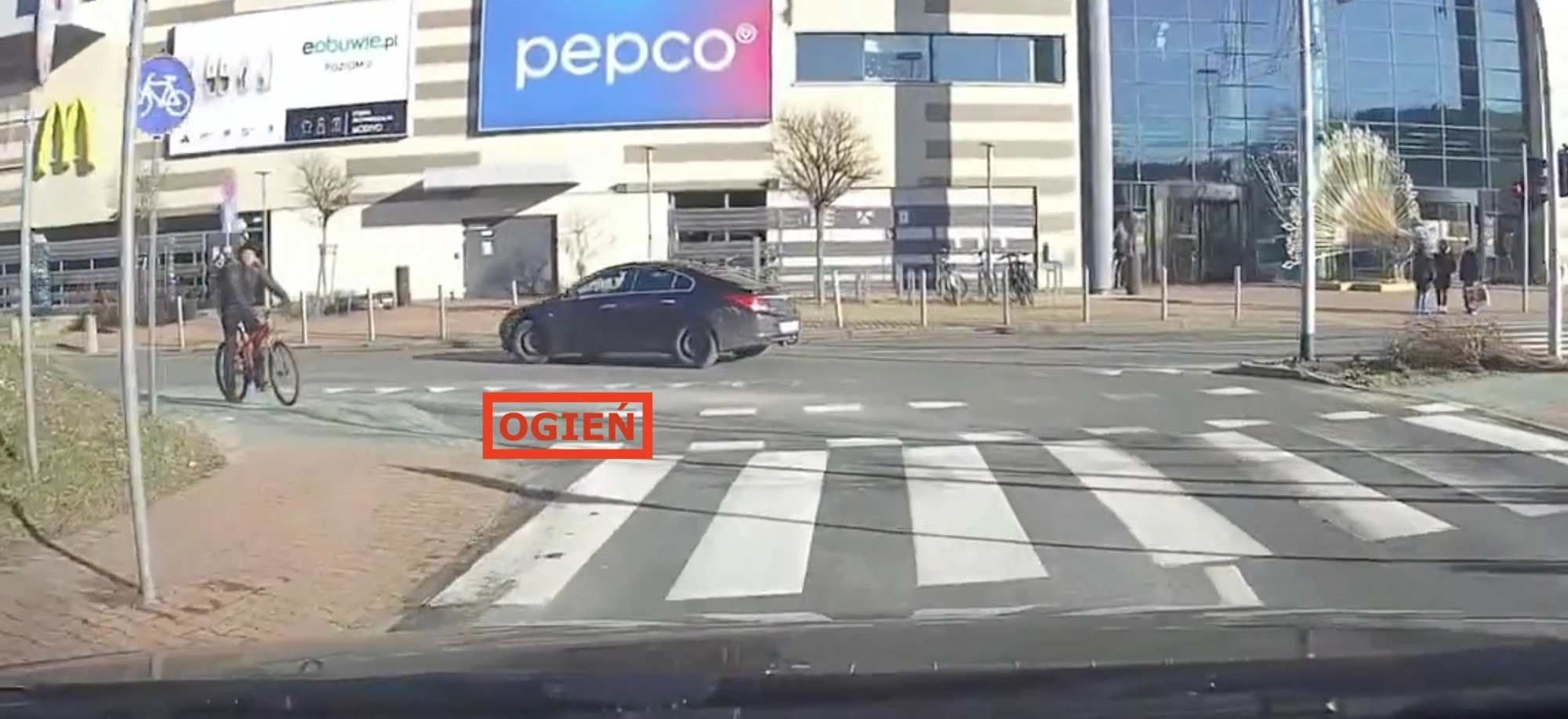 rowerzysta przed przejazdem