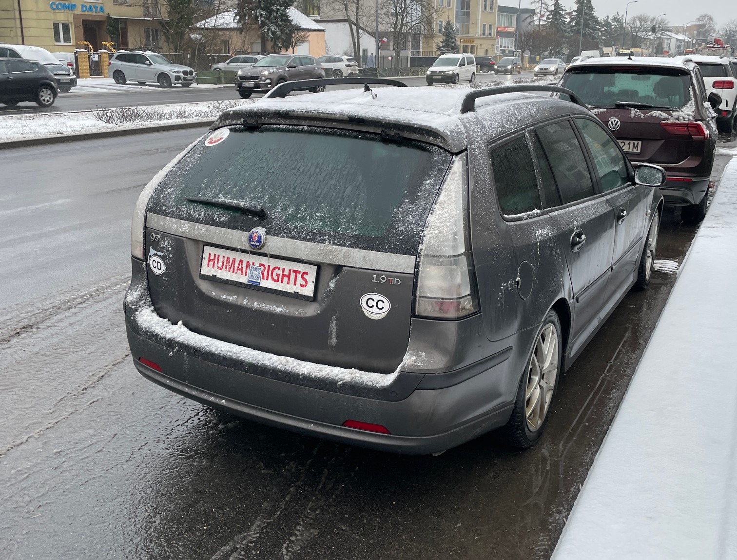 Takich tablic jeszcze nie widzieliście. Zamiast liter i cyfr jest kod QR i napis „PRAWA CZŁOWIEKA”