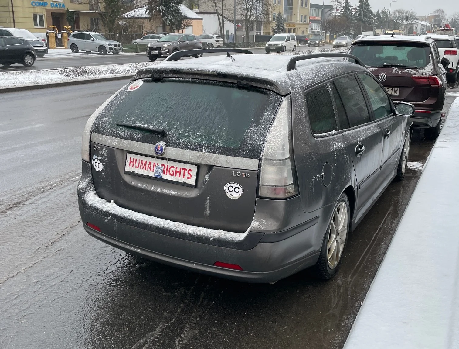Takich tablic jeszcze nie widzieliście. Zamiast liter i cyfr jest kod QR i napis &#8222;PRAWA CZŁOWIEKA&#8221;
