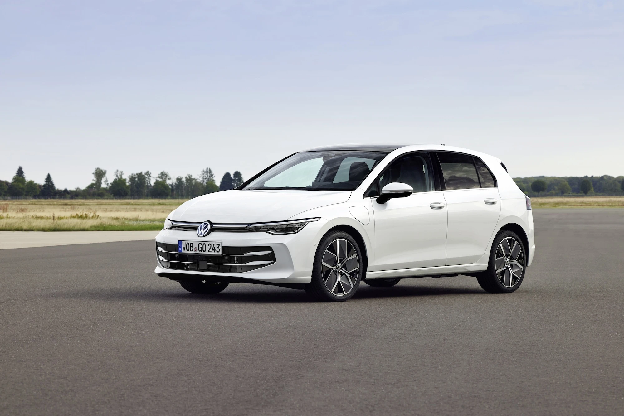 Nowy Volkswagen Golf wjeżdża na białym koniu. Ma to, na co czekaliście oraz to, o co nie prosiliście