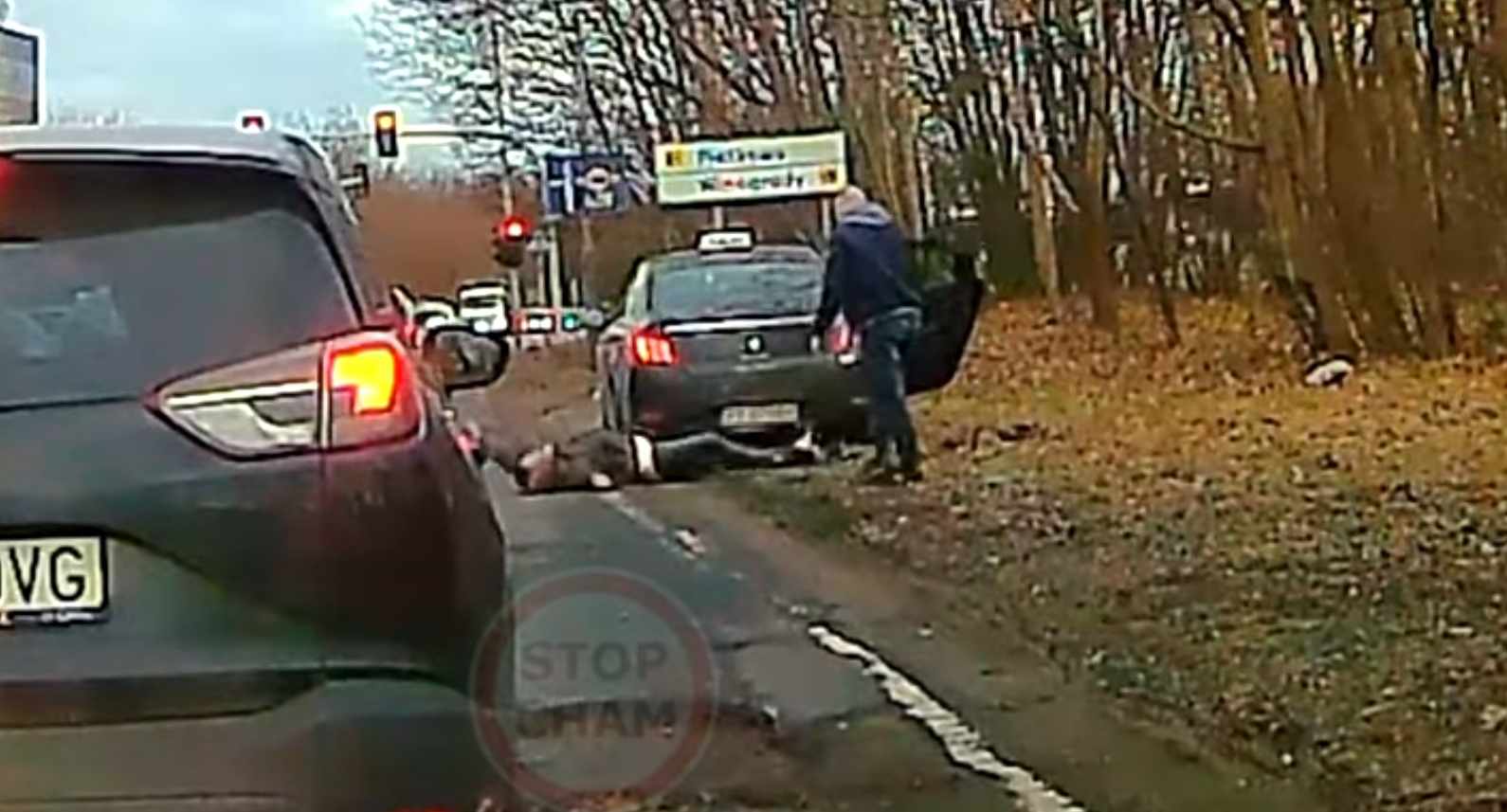 Taksówkarz wyrzuca pasażera