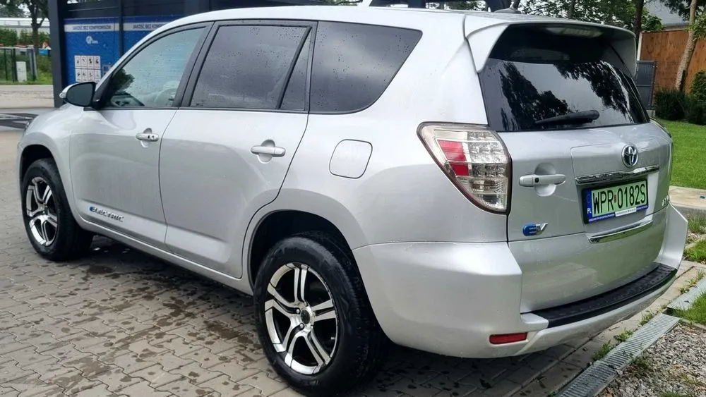elektryczna toyota rav4 