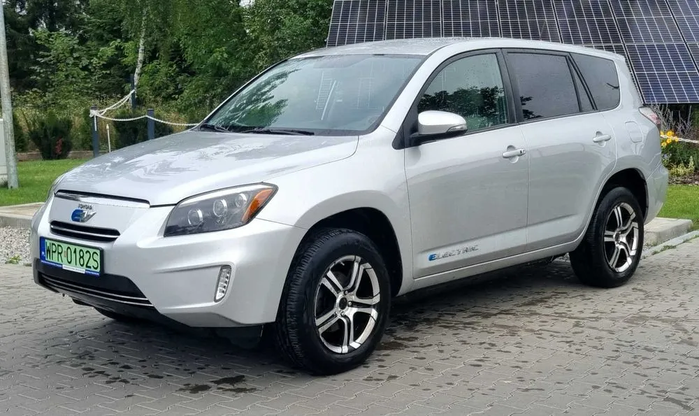 elektryczna toyota rav4 