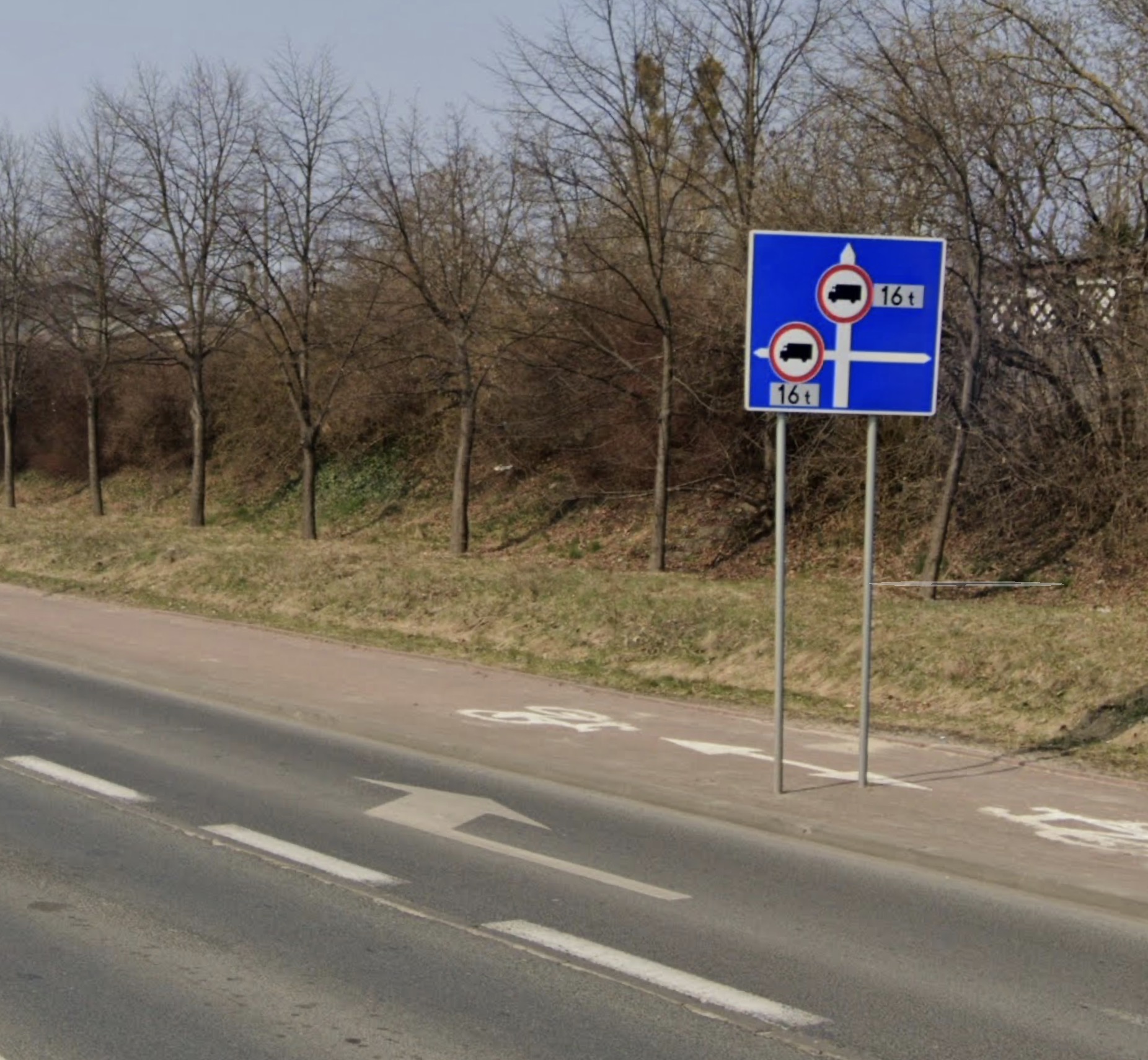 Wjechała w znak stojący na środku drogi. Zarządca mówi, że to tak ma być