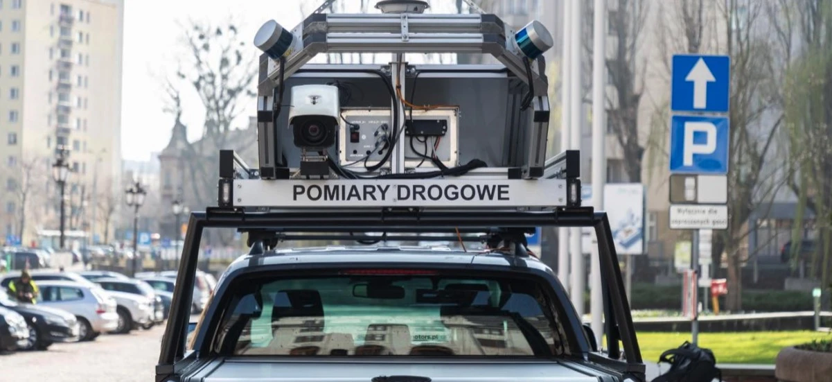 Pick-up z napisem &#8222;Pomiary drogowe&#8221; jeździ po mieście. Posypią się kary