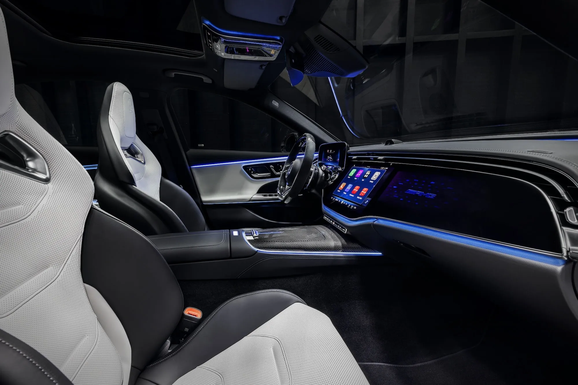 Oto nowy Mercedes AMG. Widzisz ten płot w lusterku? Uciekaj