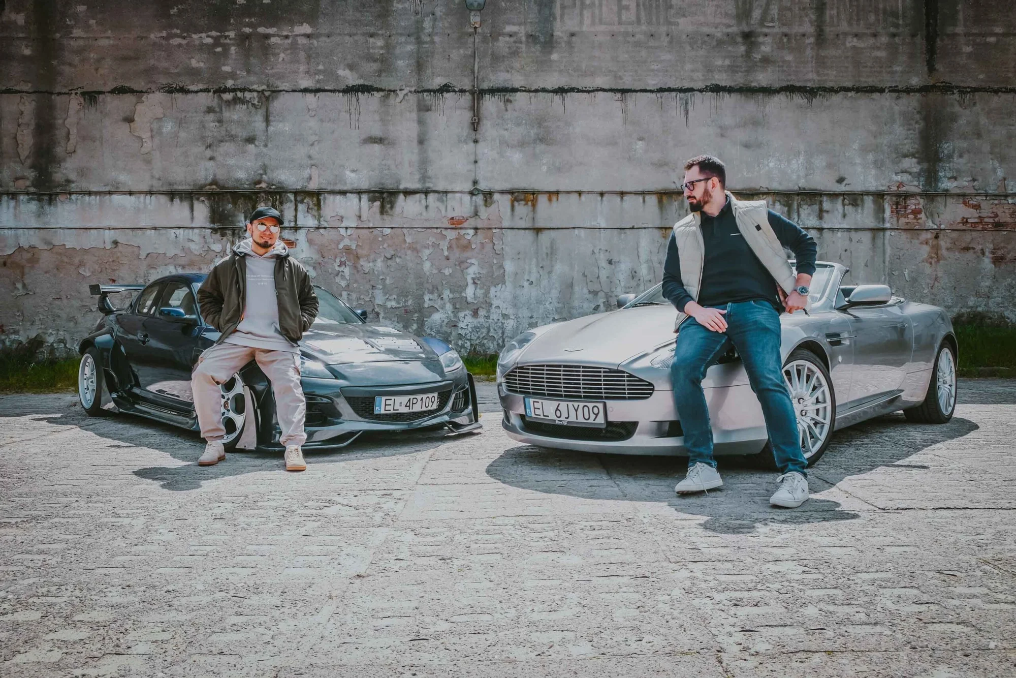Mazda RX-8 kontra Aston Martin DB9 Volante. W tym szaleństwie jest metoda