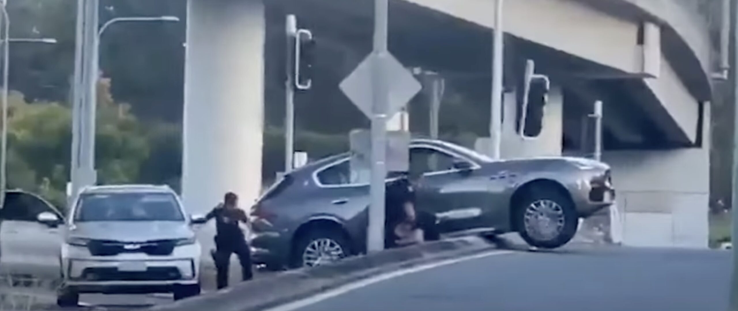 Dzieci ukradły Porsche i Maserati. Policja ganiała ich po całym mieście, ale w sumie to nie musiała