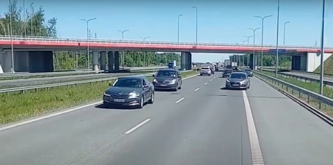 Możecie śmiało jechać pod prąd autostradą. Czas już oficjalnie zezwolić na ten manewr