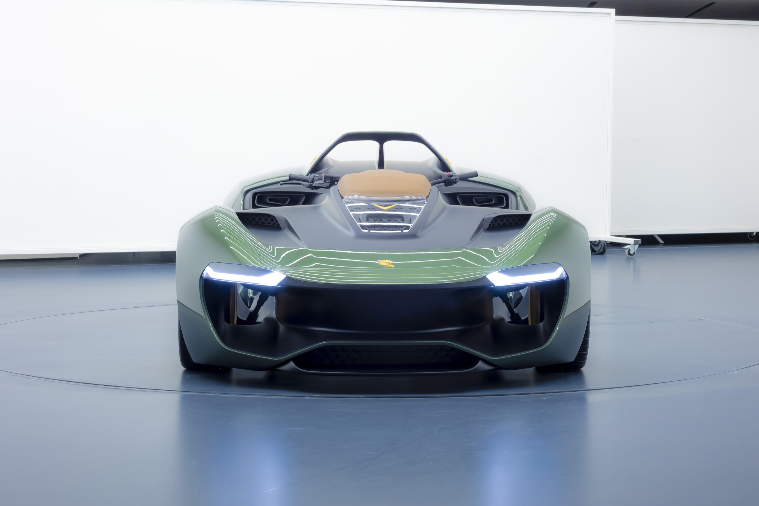 quad z silnikiem v12