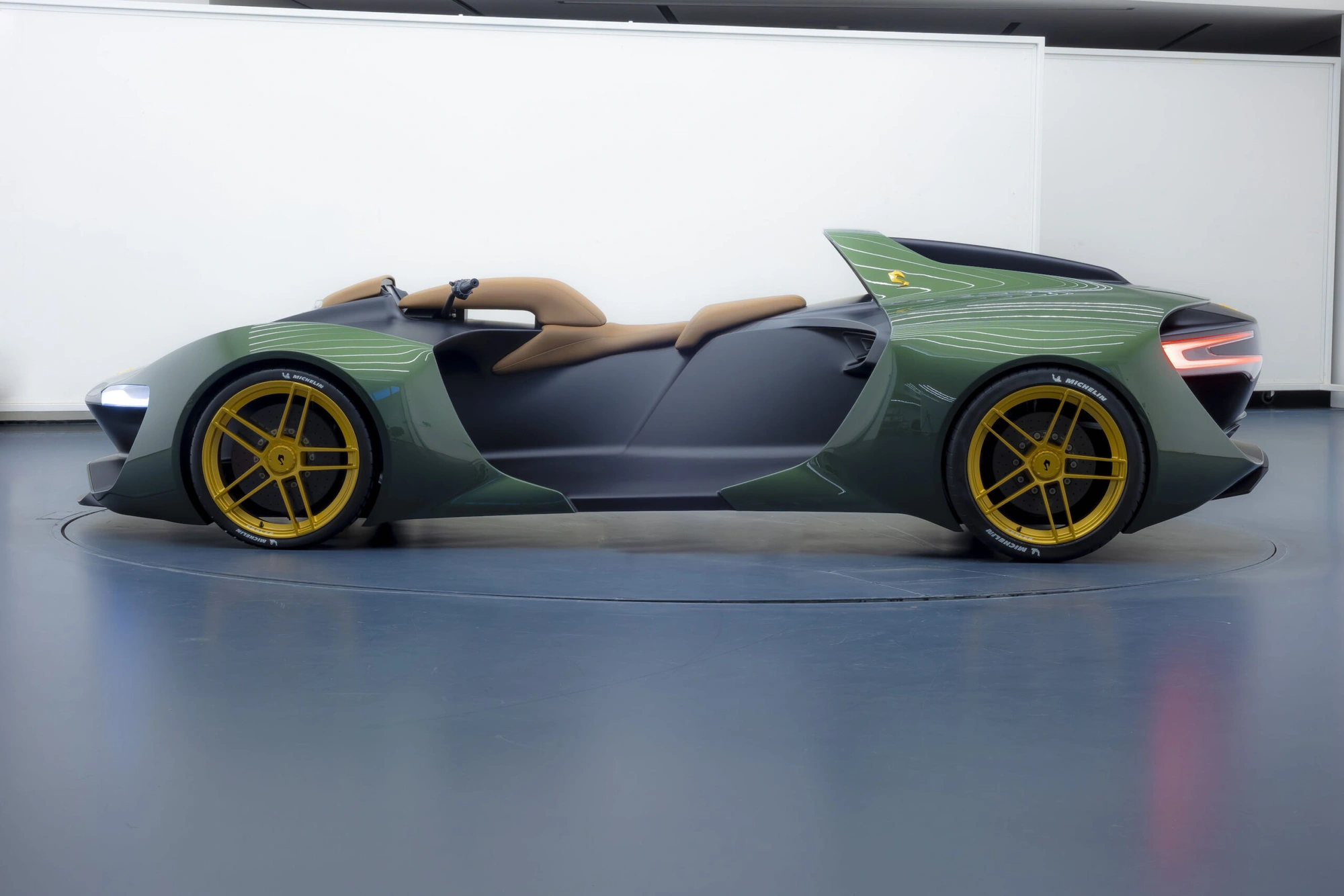 quad z silnikiem v12 