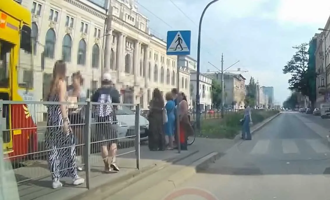 Przejazd przez przejście dla pieszych i torowisko