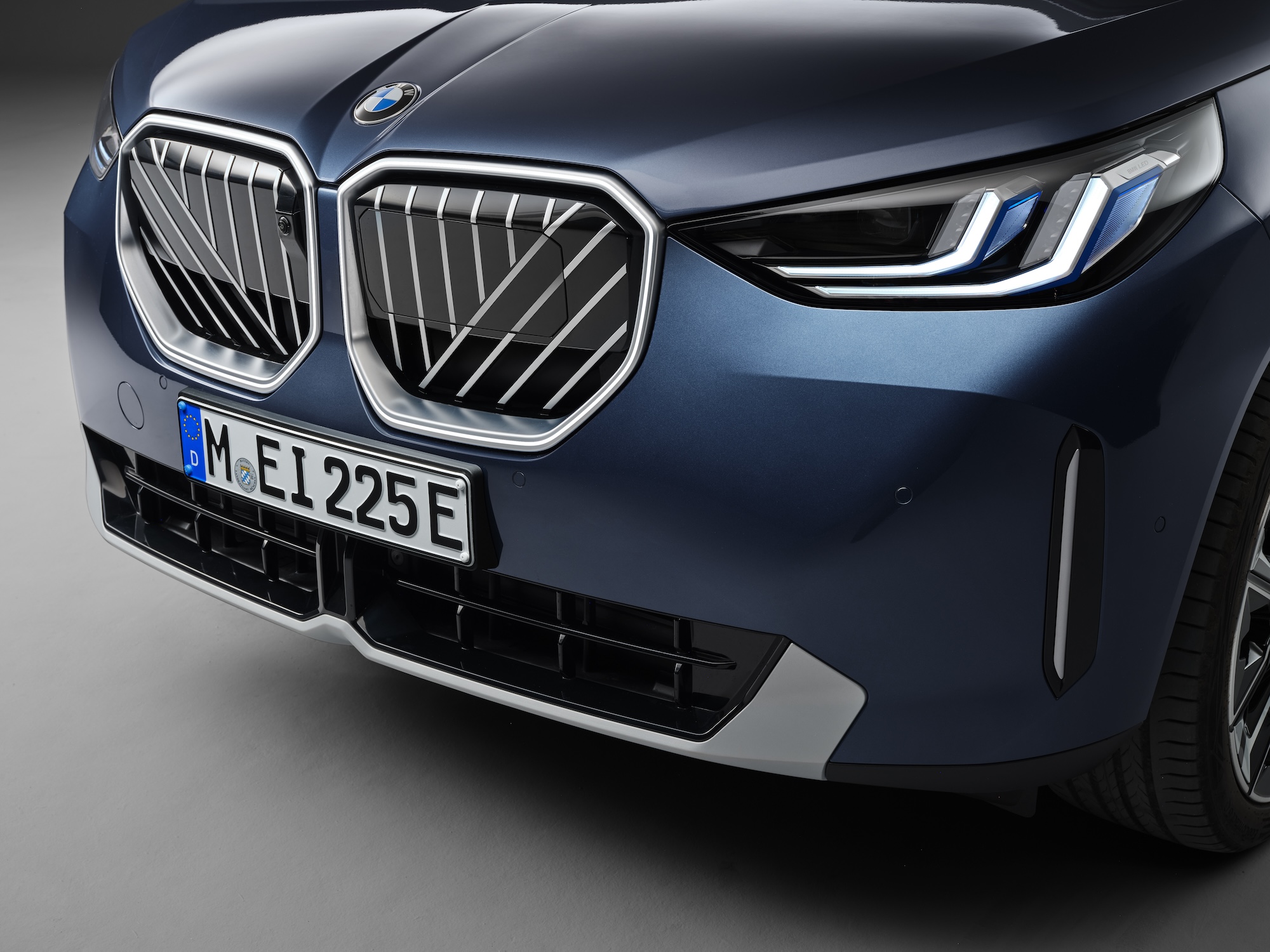 BMW testuje potwora. Co kryje się pod plandeką?