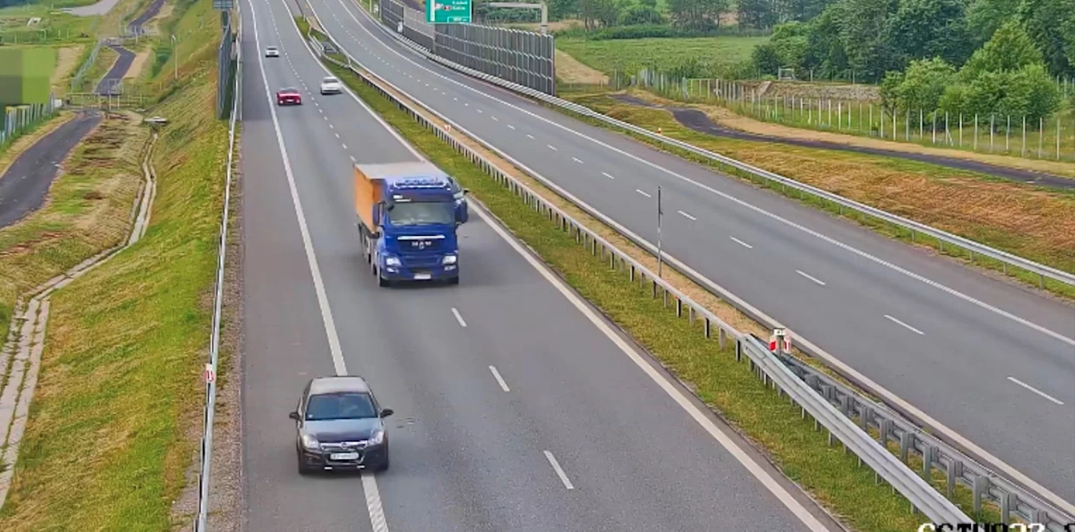Cofał na ekspresówce (ale jak) i uciekał przed policją. Wolałbyś, żeby był pijany